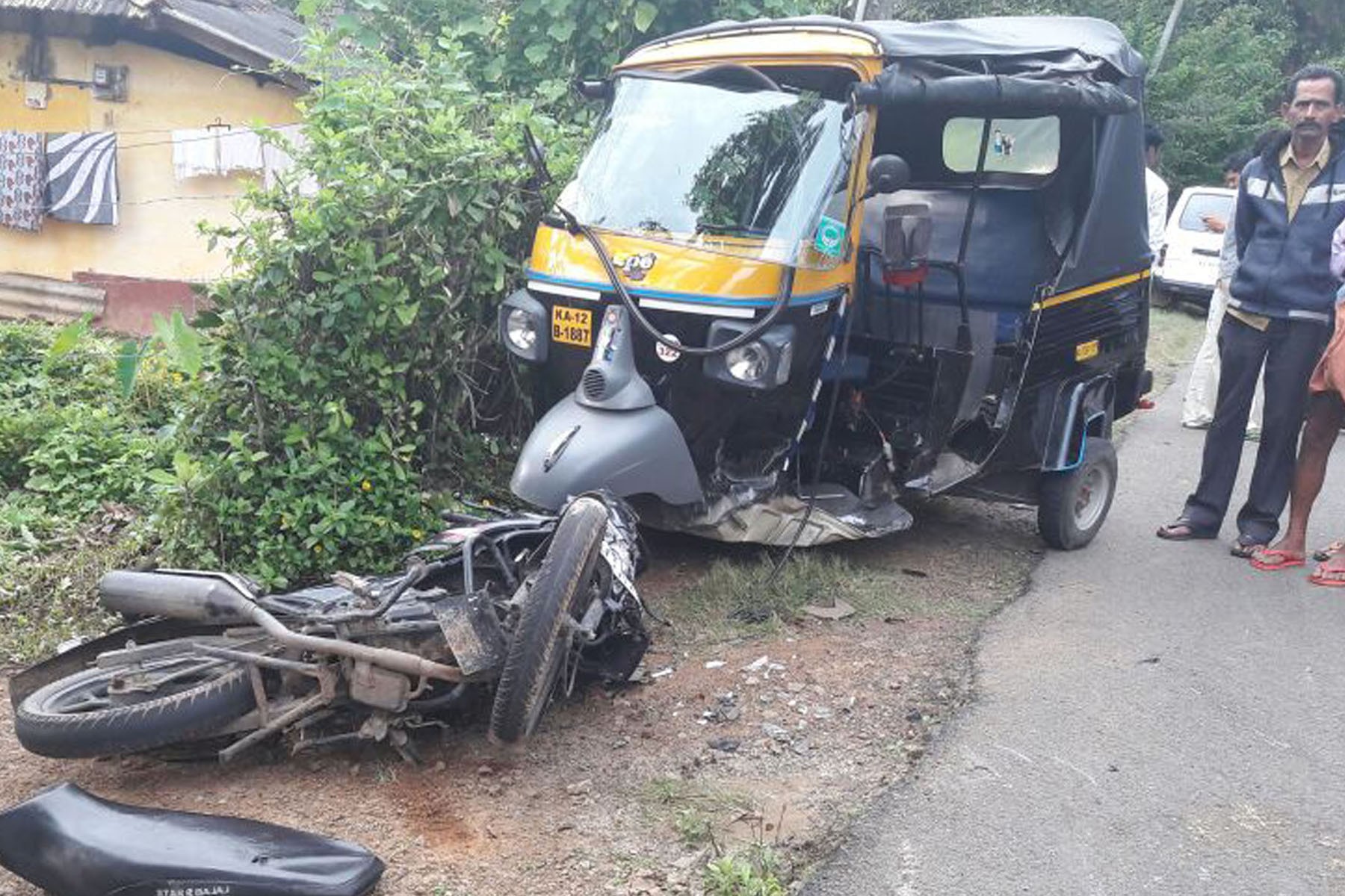 ಅಪಘಾತ: ಒಬ್ಬ ಮೃತ್ಯು, ಇಬ್ಬರಿಗೆ ಗಾಯ